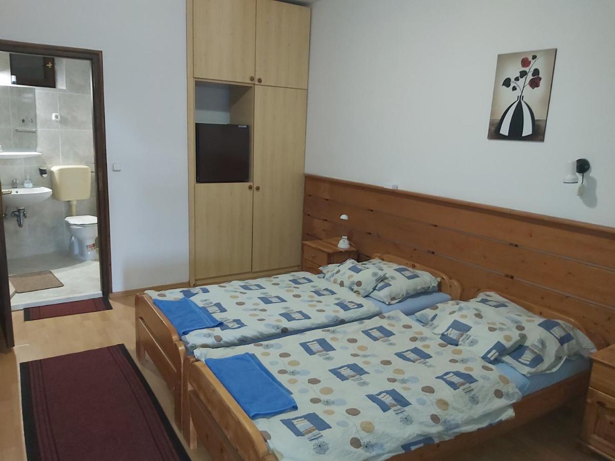 Valcsics Villa Panzio Pécs Eksteriør billede