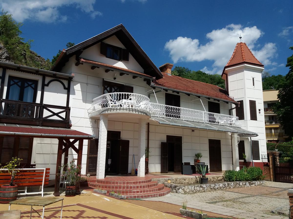 Valcsics Villa Panzio Pécs Eksteriør billede