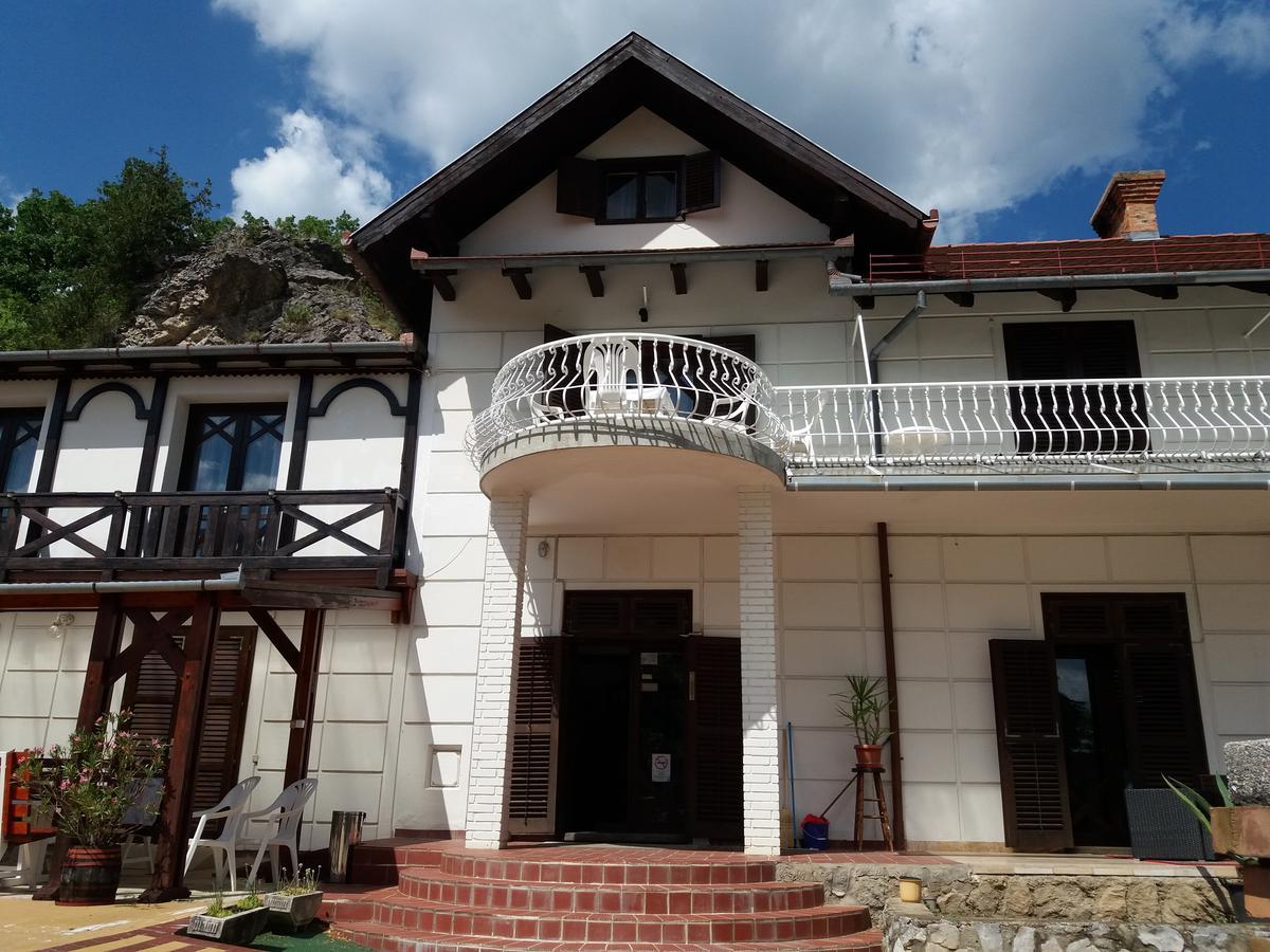 Valcsics Villa Panzio Pécs Eksteriør billede